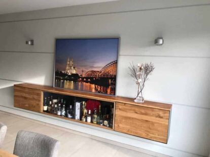 barschrank-sideboard-wohnzimmer-haengend-modern-holz-design-eiche-metall-glas-schwarz-stahl-interior-detail