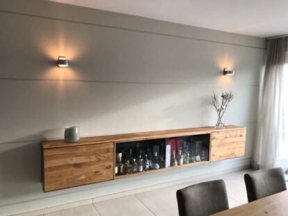 barschrank-sideboard-wohnzimmer-haengend-modern-holz-design-eiche-metall-glas-schwarz-stahl-interiordesign