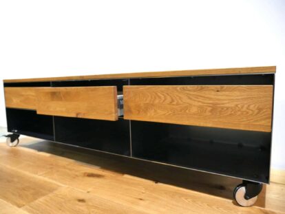lowboard-schwarz-grau-holz-eiche-metall-modern-design-tv-moebel-wohnzimmer-auf-rollen-mit-schubladen-stahl-schwarzstahl-minimalistisch-stahlzart