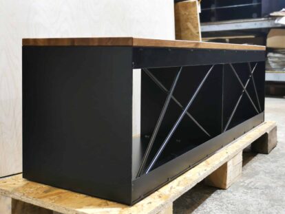 lowboard-schwarz-holz-eiche-metall-modern-design-industrial-massivholz-wildeiche-minimalistisch-tv-board-mit-bionischer-rueckwand-pure-mnlmsm-s-spezial