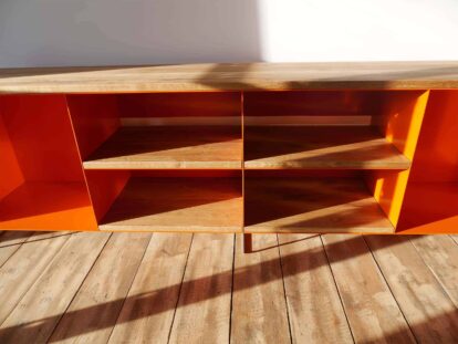 tv-sideboard-holz-eiche-metall-modern-design-industrial-massivholz-wildeiche-mit-2cm-eichenplatte-auflage-designermoebel-orange-stahl-minimalistisch-wohnzimmer-stahlzart