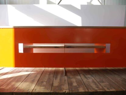 tv-sideboard-holz-eiche-metall-modern-design-industrial-massivholz-wildeiche-rueckwand-mit-kabel-schlitzen-detail-designermoebel-orange-stahl-wohnzimmer-stahlzart
