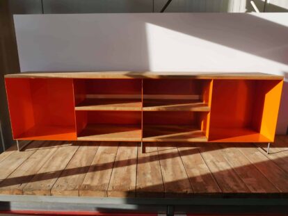 tv-sideboard-holz-eiche-metall-modern-design-industrial-style-industriedesign-massivholz-wildeiche-designmoebel-orange-stahl-minimalistisch-wohnzimmer-stahlzart