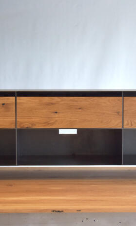 sideboard-tv-schwarz-grau-holz-eiche-metall-modern-design-industrial-massivholz-wildeiche-mit-schubladen-auf-rollen-stahl-stahlzart-now