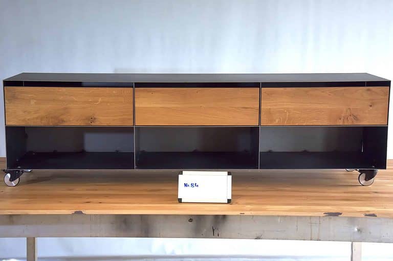 sideboard-tv-schwarz-grau-holz-eiche-metall-modern-design-industrial-massivholz-wildeiche-mit-schubladen-rollen-stahl-aluminium-stahlzart-now-b-ware
