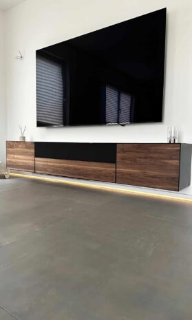 tv-lowboard-haengend-240-cm-modern-holz-nussbaum-schoene-maserung-design-schwarz-kabelfuehrung-massivholz-industrial-breit-hifi-wohnzimmer-akustikstoff-klappe-minimalistisch-stahlzart